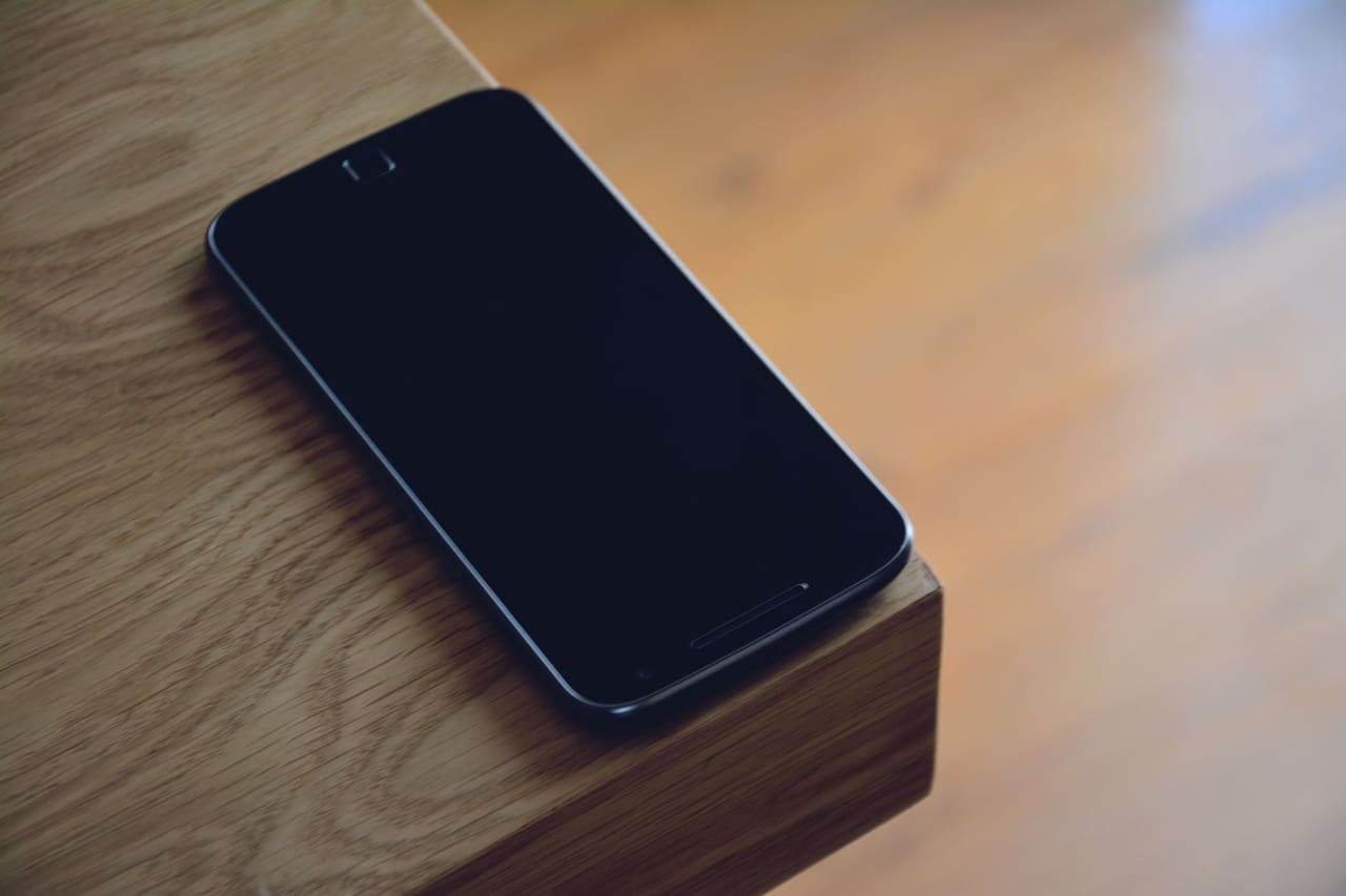 Smartphone mit einer Bauanfrage