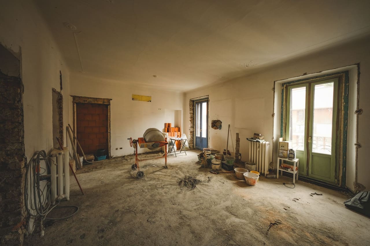 Glatte Estrichfläche in einem Rohbau