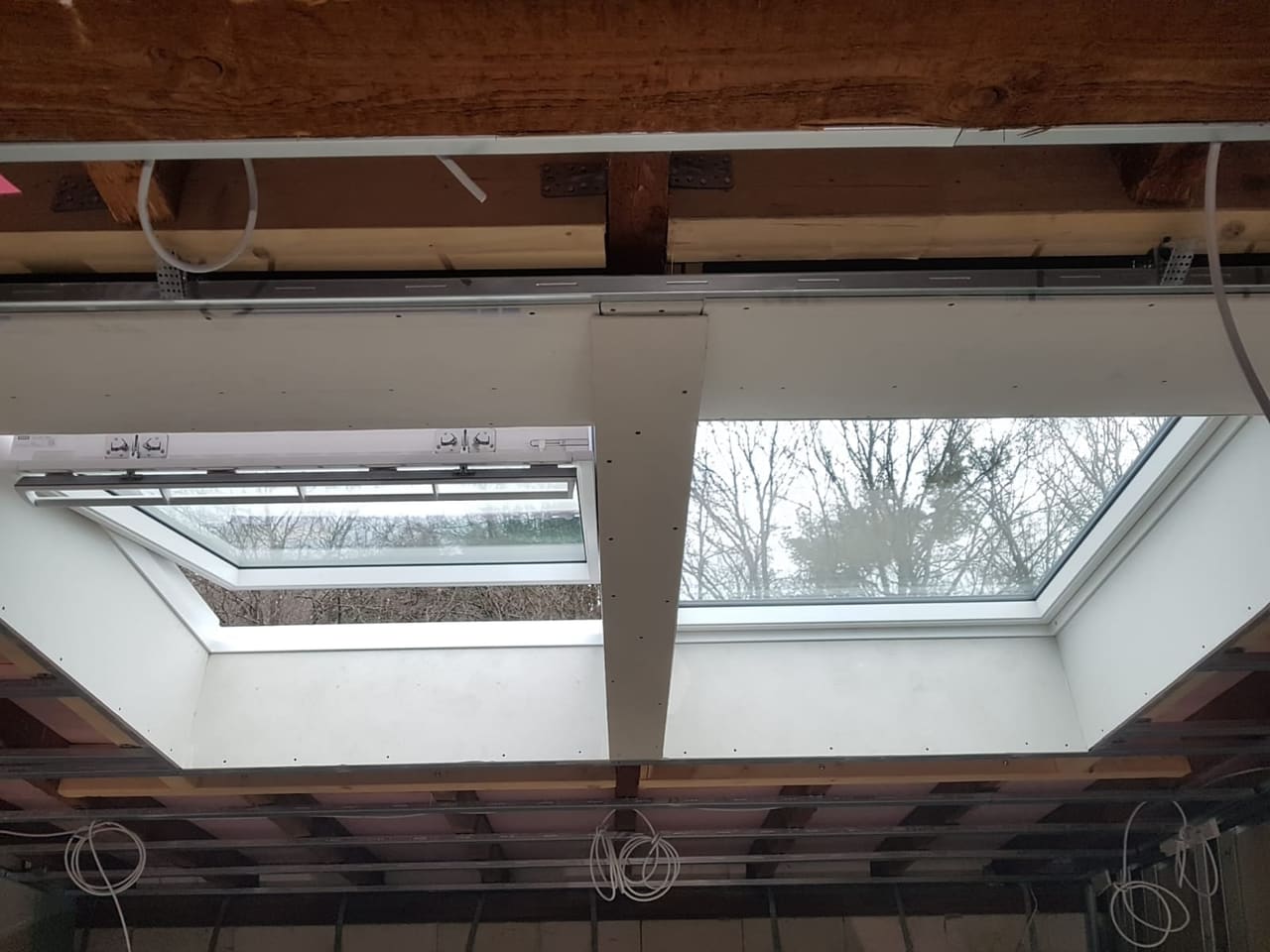 Fertig beplankte Dachfenster-Laibung