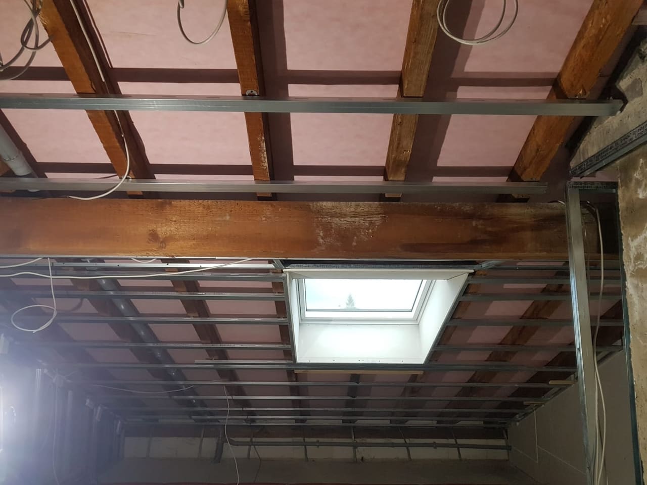 Dachgeschoss im Ausbau mit Dämmung zwischen den Sparren und montierter Traglattung