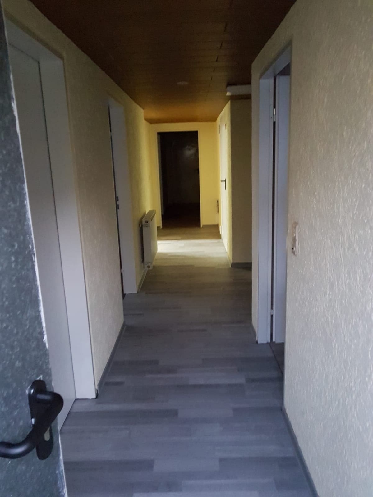 Fertiger Flur mit eingebauten Innentüren und Zargen