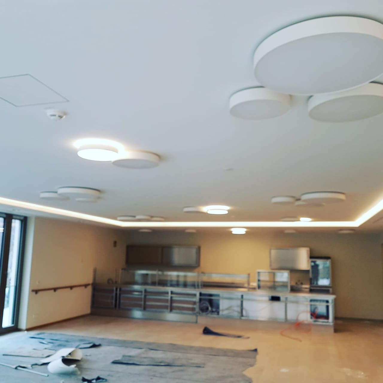 Großraum mit Lichtvoute in der abgehängten Decke