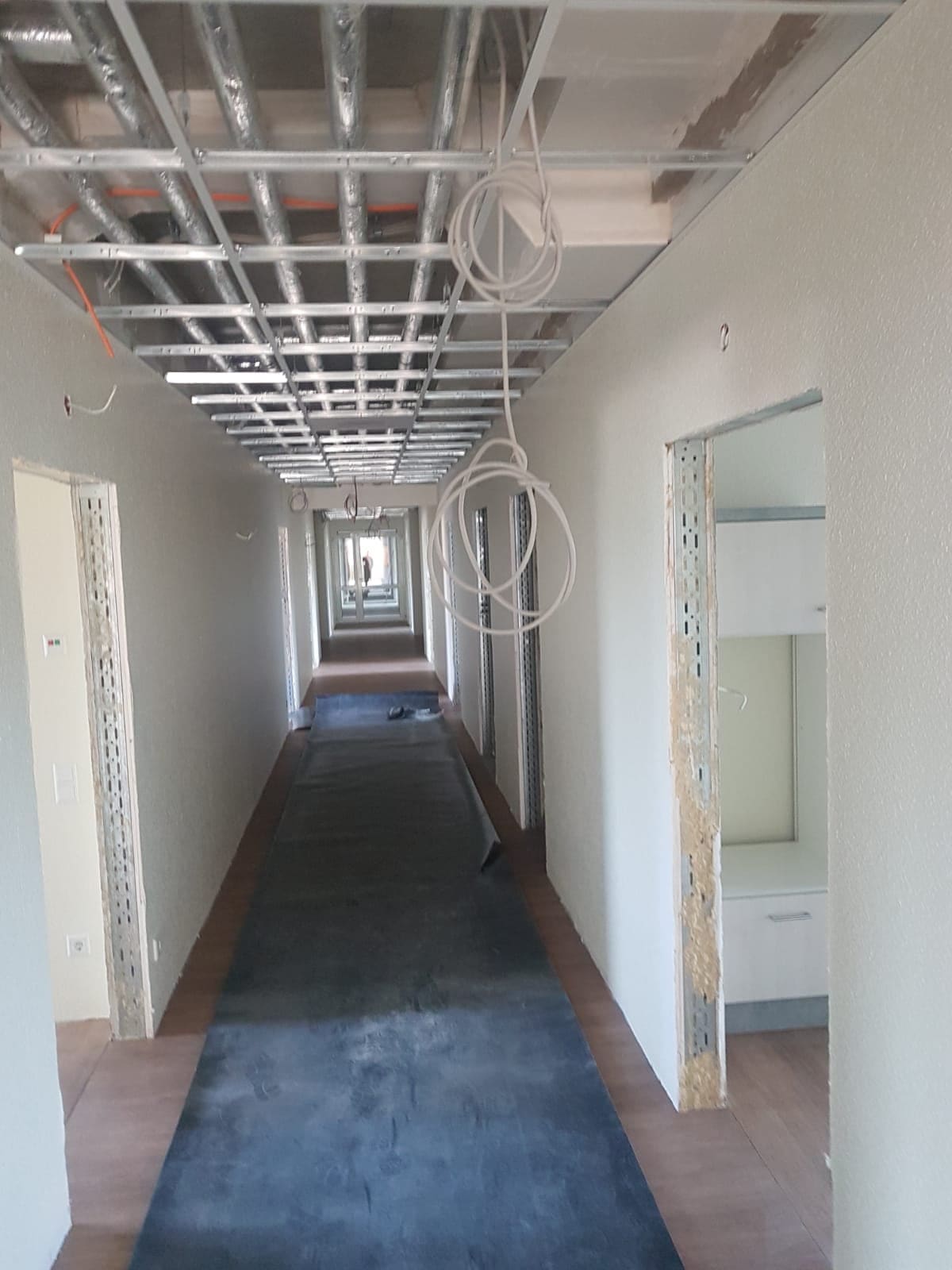 Objektflur mit Traglattung an der Decke vor der Beplankung