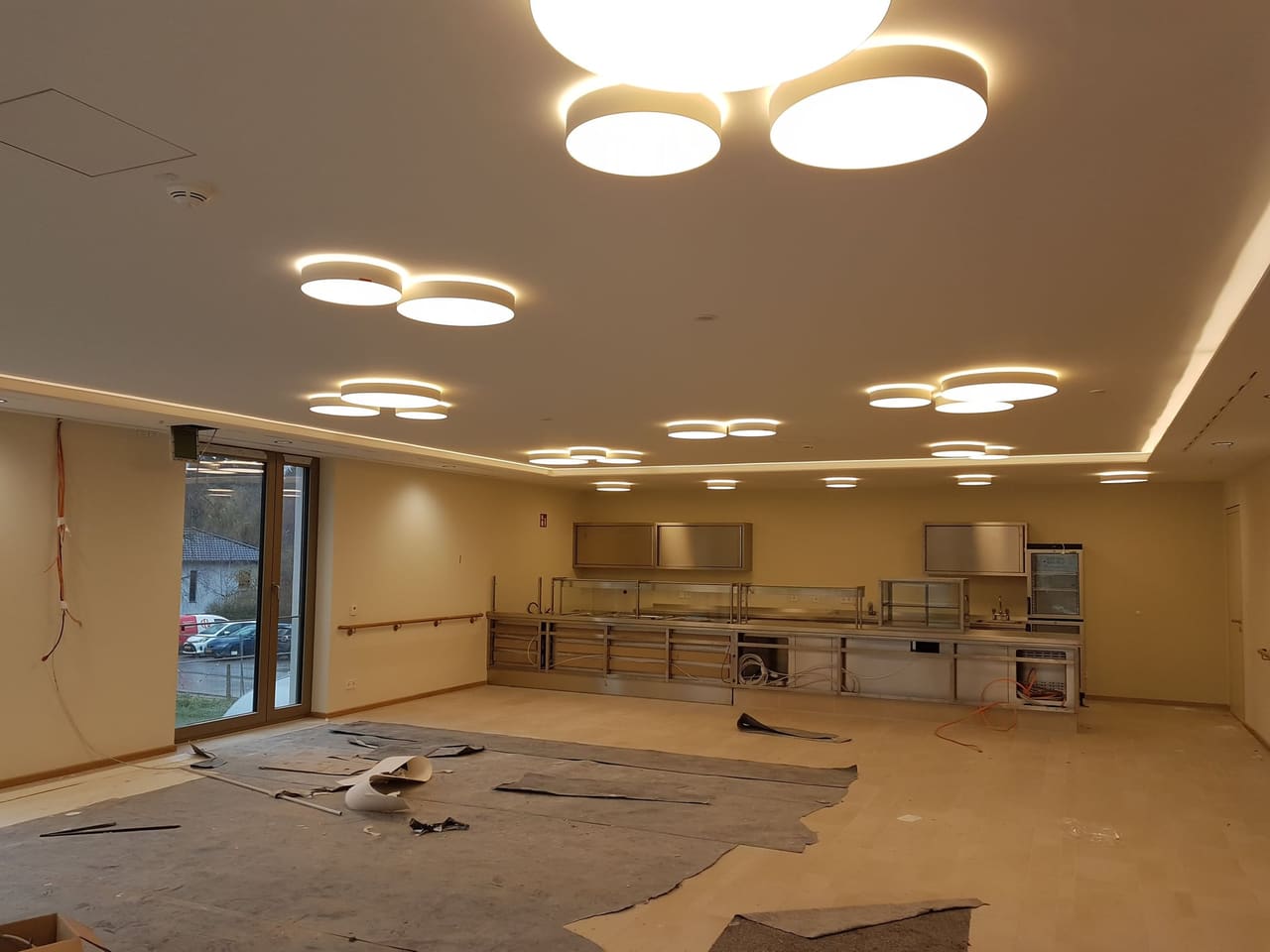 Fertige abgehängte Decke mit umlaufender Lichtvoute in einem Saal