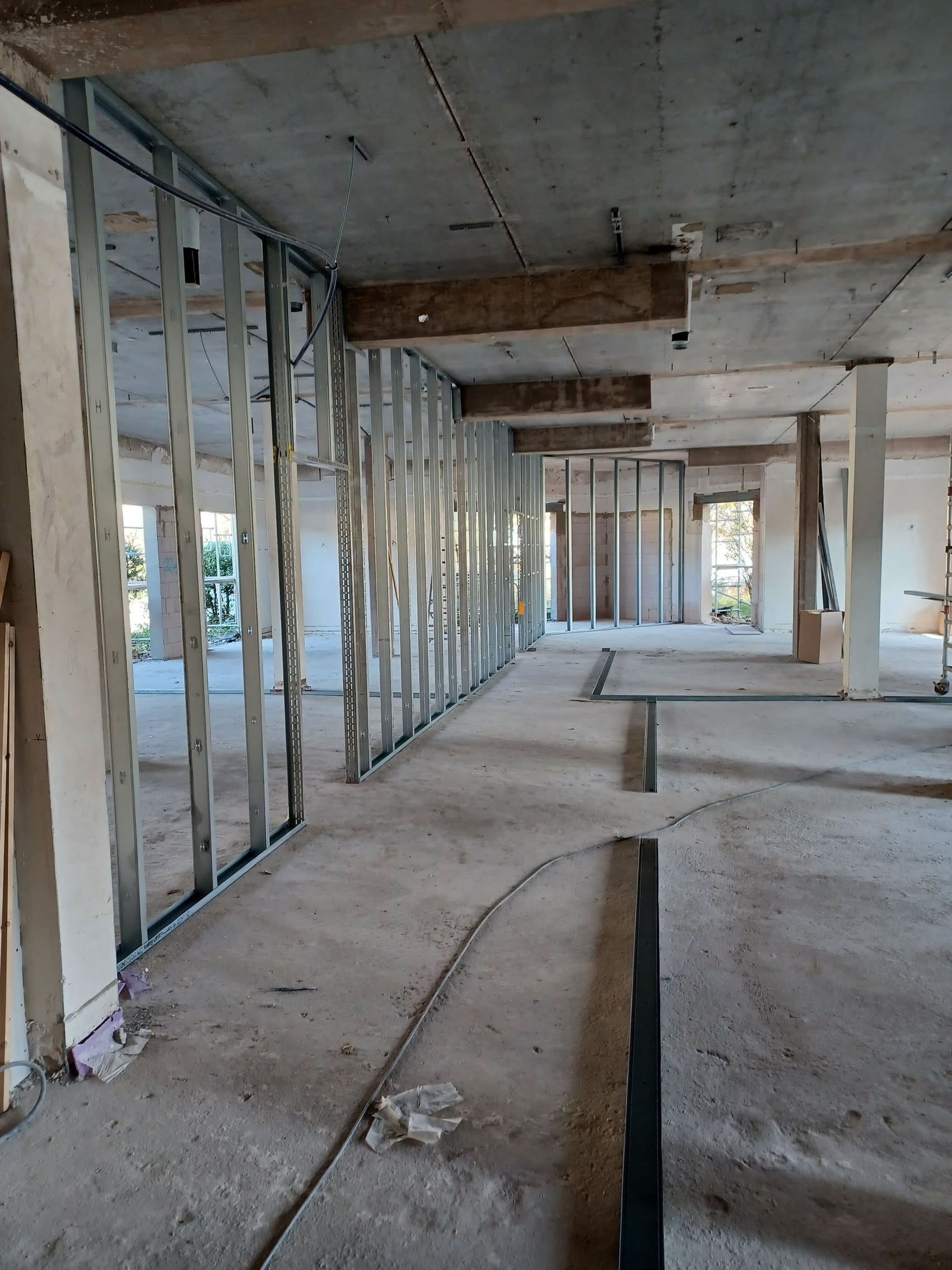 Komplett gestelltes Metall-Ständerwerk in einem Objektbau vor der Beplankung