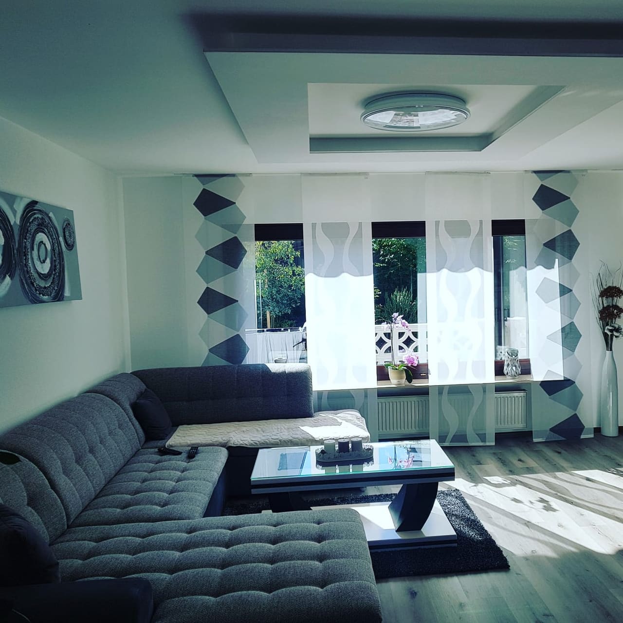 Wohnzimmer mit abgesetztem Deckensegel und indirektem Licht